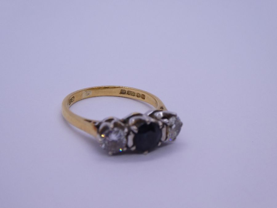 18ct yellow gold trilogy ring with central round cut sapphire flanked diamonds either side, London, - Bild 4 aus 5