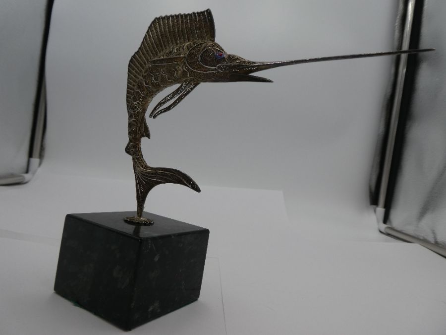 A white metal Sailfish on a marble style plinth. Having ornate pierced design of pretty decoration ' - Bild 6 aus 9