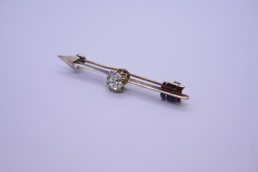 Antique bar brooch in the form of an archer's arrow, the centre mounted with an oval old mine cut di - Bild 3 aus 3