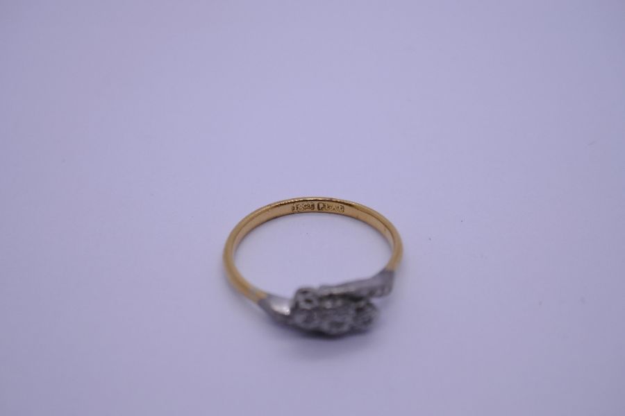 Antique 18ct cross over design ring with three illusion set diamonds in platinum mount, marked 18ct - Bild 3 aus 3
