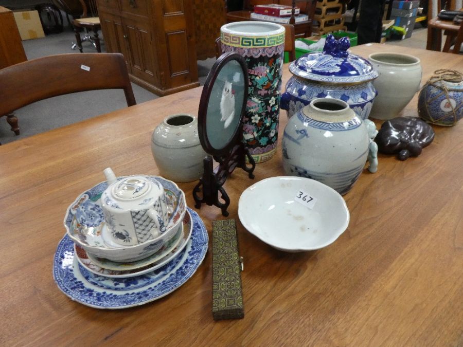 A quantity of Oriental items, including blue and white examples - Bild 4 aus 5