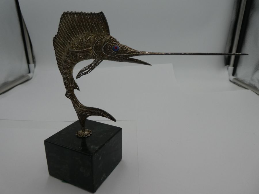 A white metal Sailfish on a marble style plinth. Having ornate pierced design of pretty decoration ' - Bild 2 aus 9