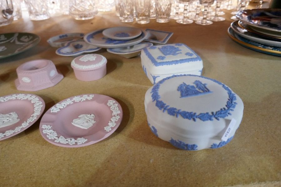 Quantity of pink, white and blue and green Wedgwood Jasperware - Image 3 of 5