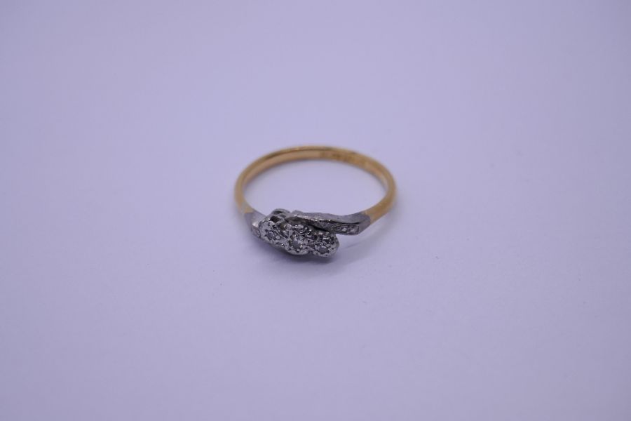 Antique 18ct cross over design ring with three illusion set diamonds in platinum mount, marked 18ct - Bild 2 aus 3