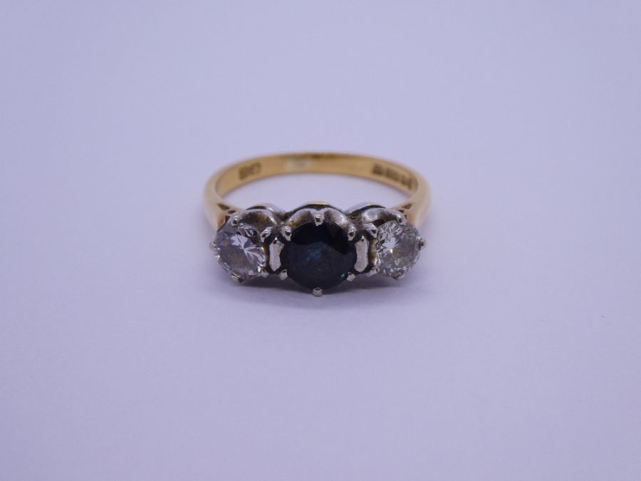 18ct yellow gold trilogy ring with central round cut sapphire flanked diamonds either side, London, - Bild 2 aus 5