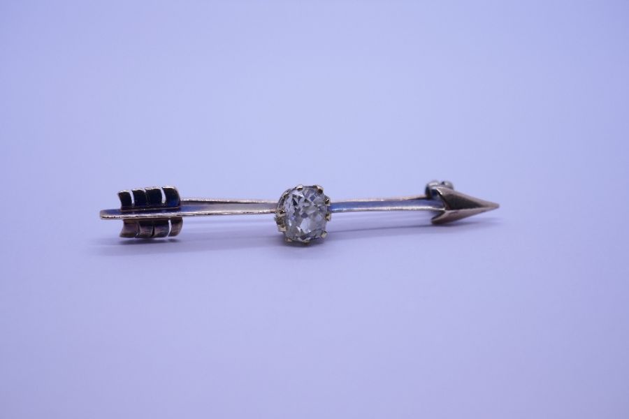 Antique bar brooch in the form of an archer's arrow, the centre mounted with an oval old mine cut di