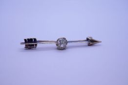 Antique bar brooch in the form of an archer's arrow, the centre mounted with an oval old mine cut di