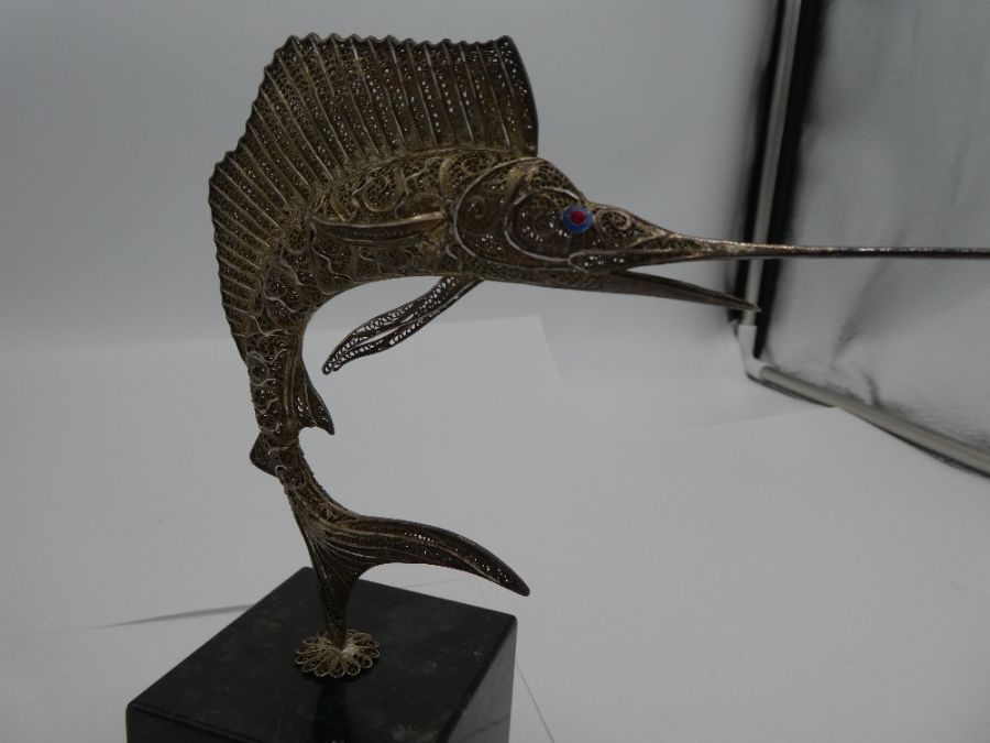 A white metal Sailfish on a marble style plinth. Having ornate pierced design of pretty decoration ' - Bild 7 aus 9