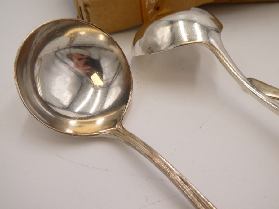 A pair of silver Cooper Brothers and Sons Ltd soup spoon small ladles. Heavy, high quality pair hall - Bild 5 aus 5