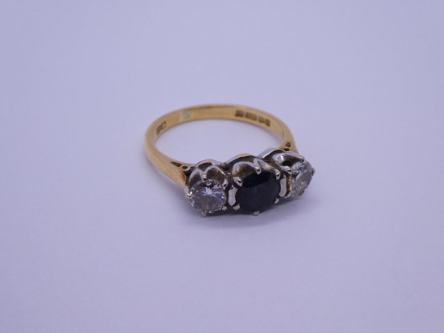 18ct yellow gold trilogy ring with central round cut sapphire flanked diamonds either side, London, - Bild 3 aus 5