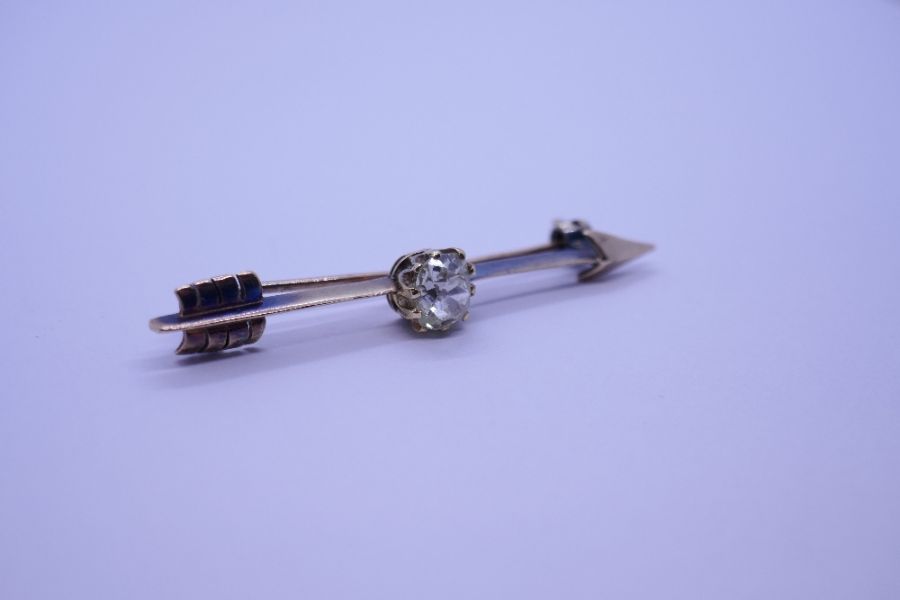 Antique bar brooch in the form of an archer's arrow, the centre mounted with an oval old mine cut di - Bild 2 aus 3