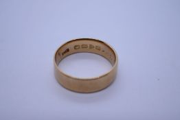 18ct yellow gold wedding band, marked 18, Chester, maker EV, size S/T, approx 6.7g