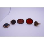 Collection of 9ct and yellow metal seals, some Carnelian carved examples and a yellow metal octagona