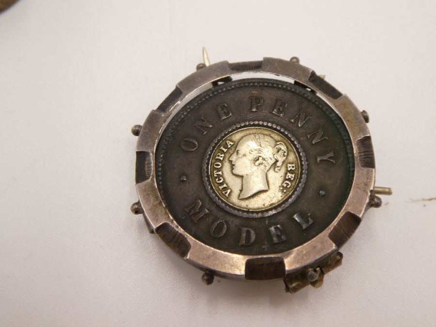 A pretty, silver pocket watch heavily decorated in engraved path. Nice face with blue Roman numerals - Bild 7 aus 9