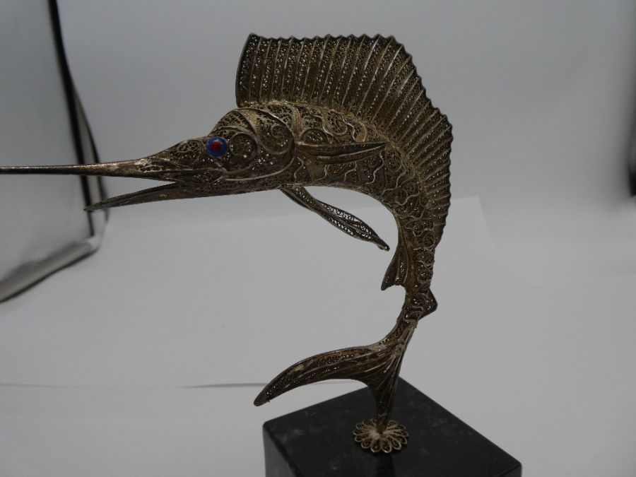 A white metal Sailfish on a marble style plinth. Having ornate pierced design of pretty decoration ' - Bild 5 aus 9