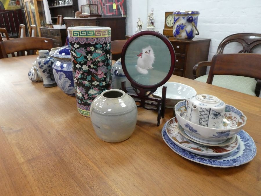 A quantity of Oriental items, including blue and white examples - Bild 3 aus 5