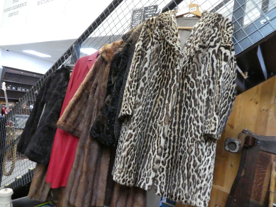 A quantity of fur coats and other coats, hats and similar - Image 3 of 5