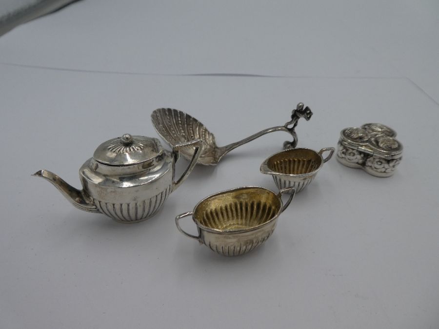 A silver miniature tea service by Cornelius Desormeaux Saunders and James Francis Hollings Shepherd. - Bild 2 aus 4