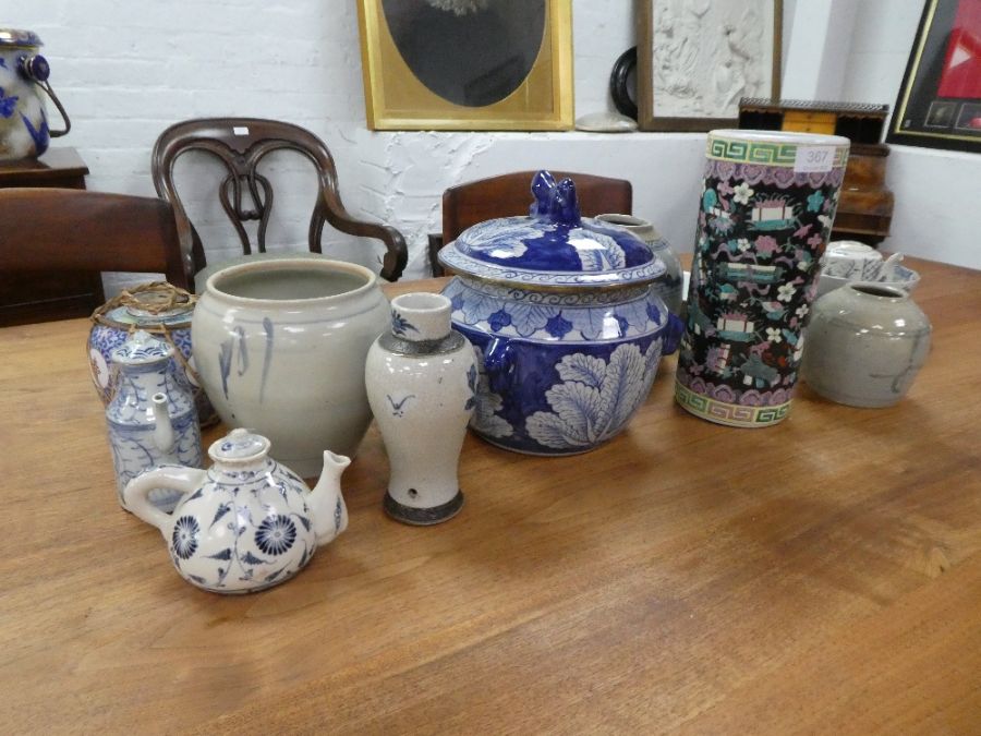 A quantity of Oriental items, including blue and white examples - Bild 2 aus 5