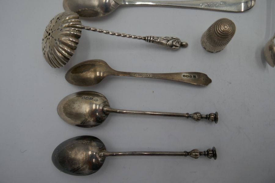 A quantity of silver flatware comprising a Georgian 1799 teaspoon by Peter, Ann and William Bateman. - Bild 5 aus 5