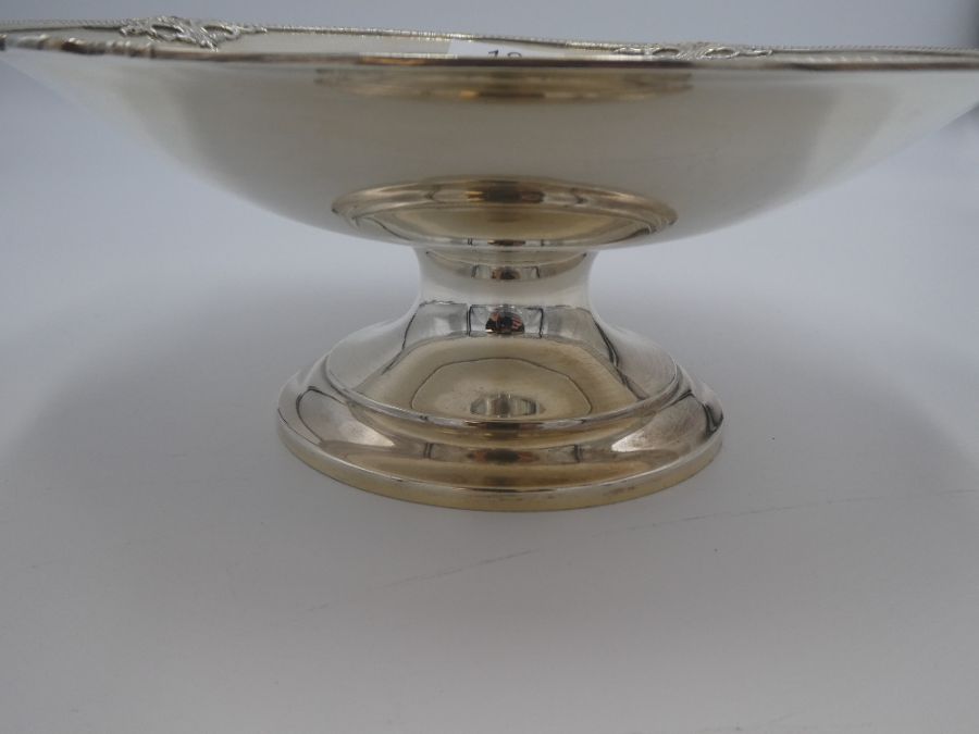A silver fruit bowl on a raised pedestal foot having embossed border, hallmarked London 1930, Blackm - Bild 2 aus 4