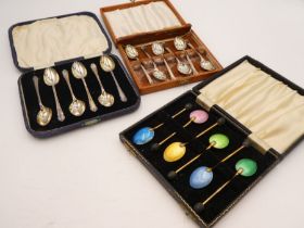 A cased set of silver teaspoons with decorative finials. Hallmarked Sheffield 1954 Cooper Brothers a