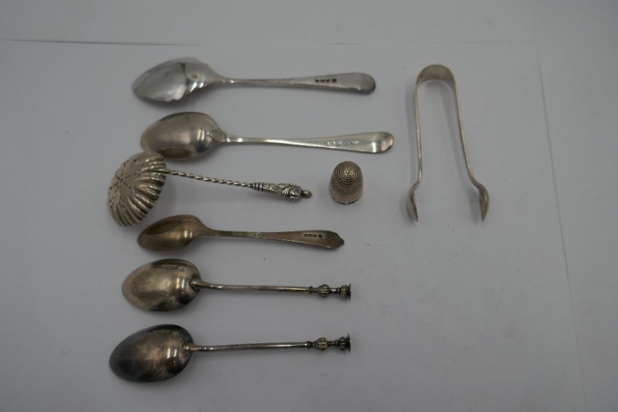 A quantity of silver flatware comprising a Georgian 1799 teaspoon by Peter, Ann and William Bateman. - Bild 3 aus 5