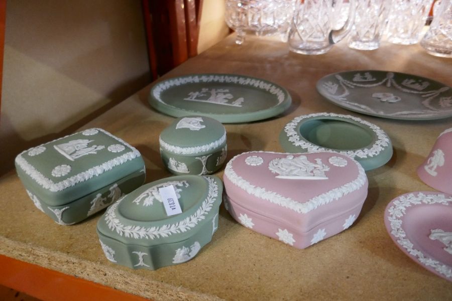 Quantity of pink, white and blue and green Wedgwood Jasperware - Image 5 of 5