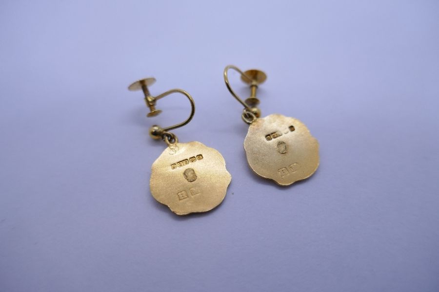 Pair of 9ct yellow gold screw on earrings each hung with a gold panel depicting a Grecian lady, mark - Bild 2 aus 2