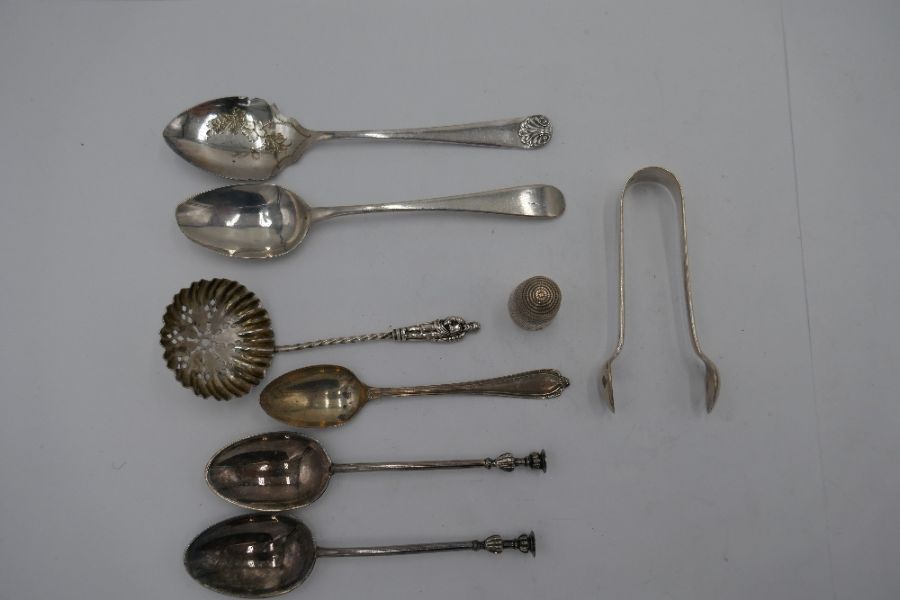 A quantity of silver flatware comprising a Georgian 1799 teaspoon by Peter, Ann and William Bateman. - Bild 2 aus 5