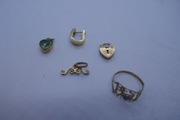 9ct heart shaped padlock clasp, 9ct yellow gold 'Best Mum' ring, yellow gold heart shaped pendant, g