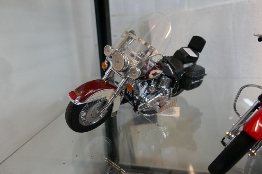 Two Franklin Mint die cast 1/10 scale Harley Davidson motorbikes, boxed, never been out the box - Bild 3 aus 4