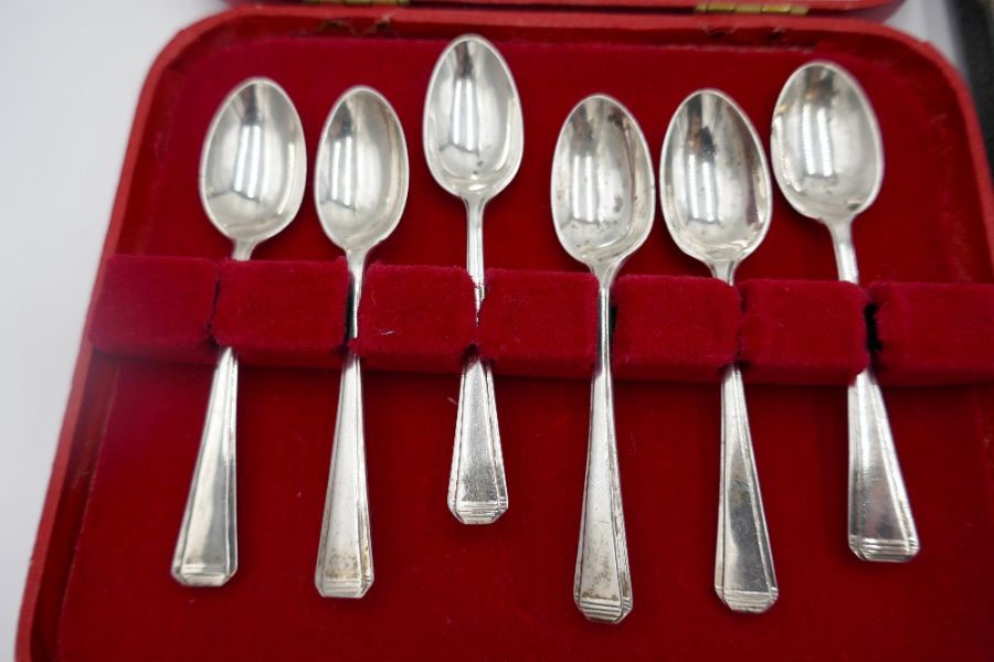 Three cased silver teaspoons, one hallmarked London 1933 - 36 Jasiah Williams and Co, 1.52 ozt appro - Image 2 of 7
