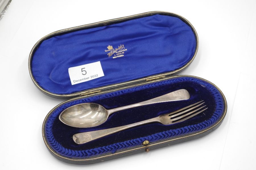 A cased silver spoon and fork set, in a blue fitted case, hallmarked London 1907 - 1911 Holland, Ald - Image 2 of 3