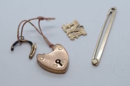 9ct yellow gold bar brooch, 9ct heart shaped padlock classp and 9ct charm of the letter M, 5.6g appr