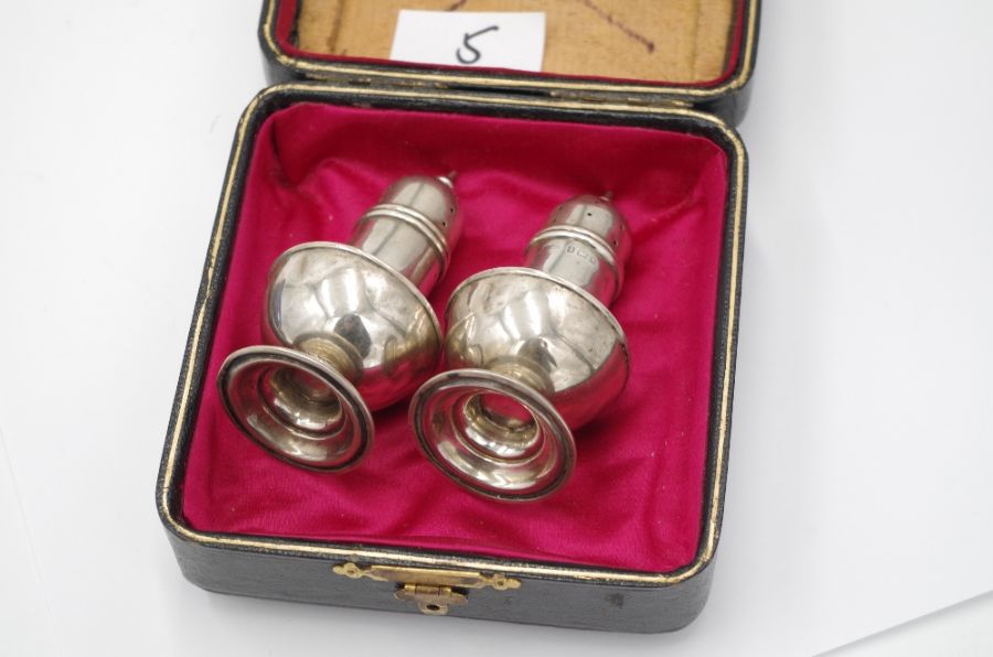 A cased silver spoon and fork set, in a blue fitted case, hallmarked London 1907 - 1911 Holland, Ald - Image 3 of 3