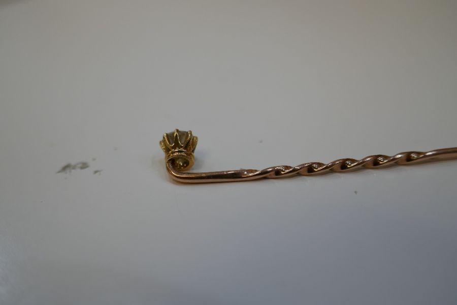 Antique yellow gold stick pin with a single diamond approx 0.10 carat - Image 4 of 4