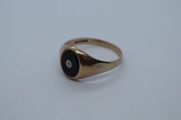 9ct yellow gold gent's signet ring with oval black panel with small central diamond chip, size 3, ma