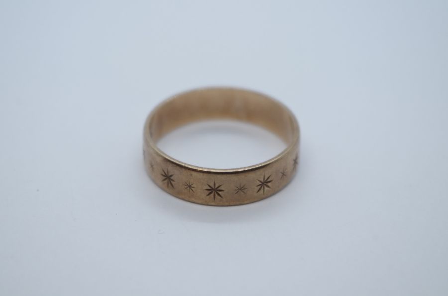 9ct yellow gold wedding band, with engraved starburst decoration, size W, approx 4.5g, marked 375, t - Image 2 of 3