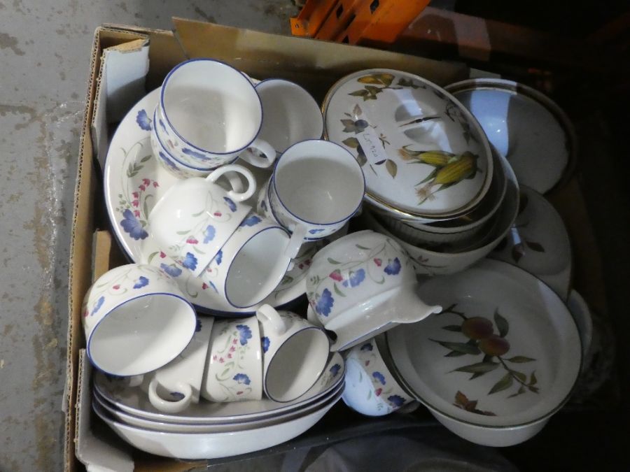 A box of china including Royal Doulton Windermere and Royal Worcester Evesham - Image 4 of 4