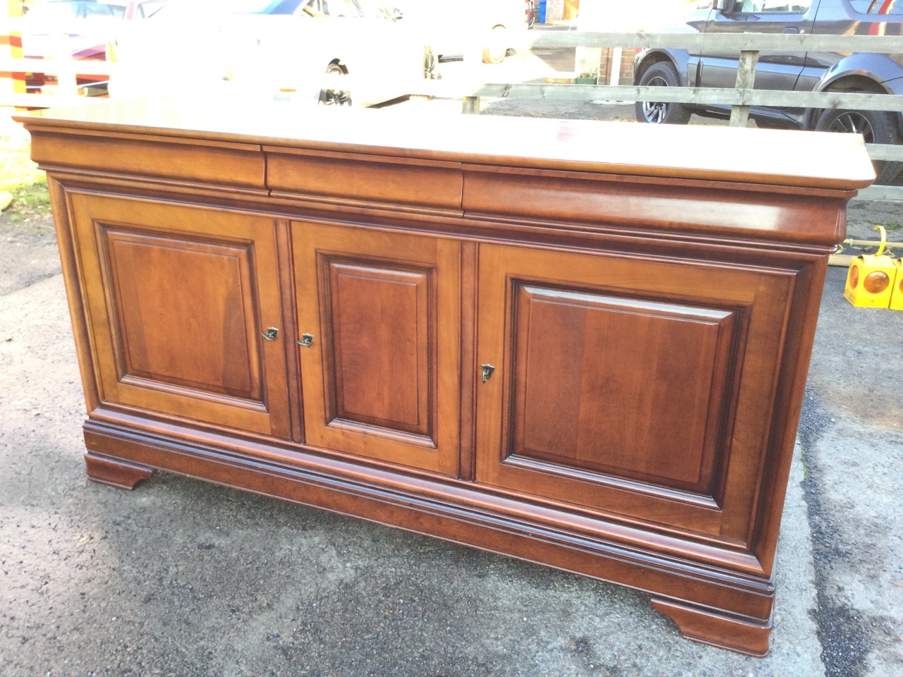 A reproduction mahogany sideboard having rectangular rounded top above three cushion moulded - Image 3 of 3