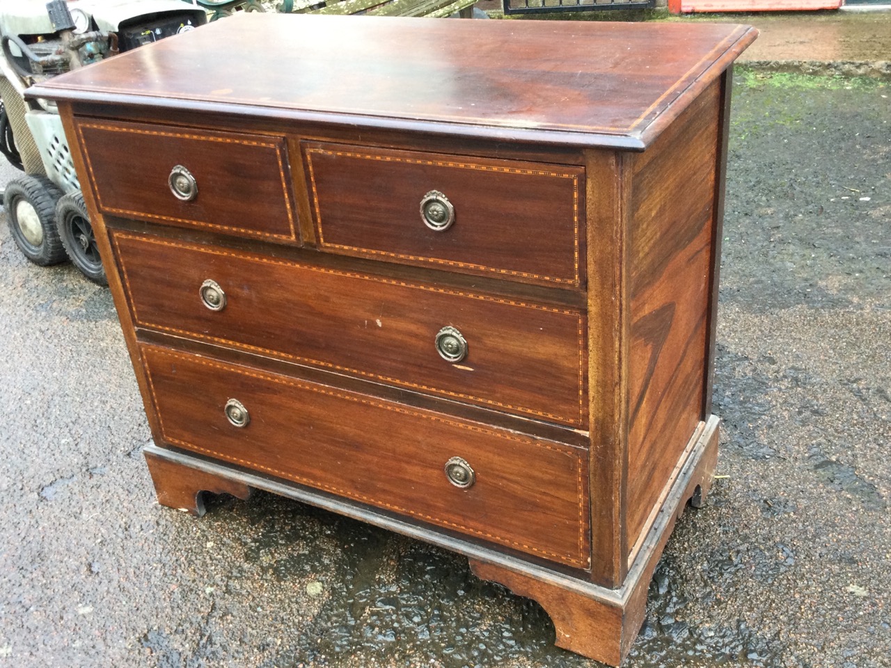 An Edwardian mahogany chest of drawers inlaid with chequered stringing, the rectangular moulded top - Image 3 of 3
