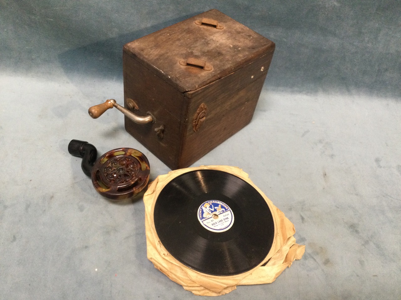 A miniature oak cased gramophone, the wind-up mechanism in rectangular box with crank handle, having - Bild 3 aus 3