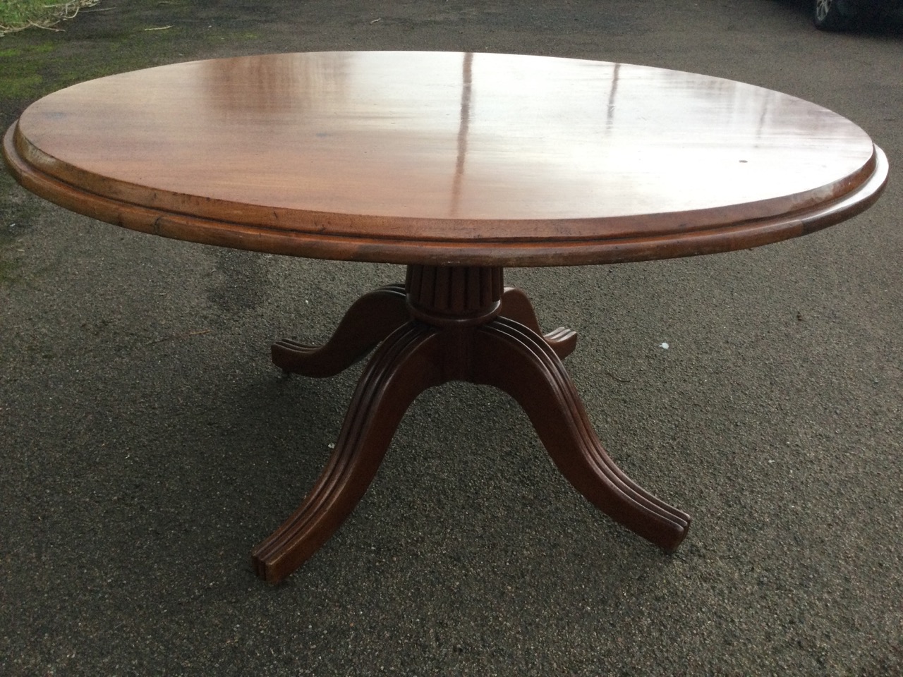 An oval nineteenth century mahogany breakfast table, the moulded top supported on a fluted - Image 2 of 3