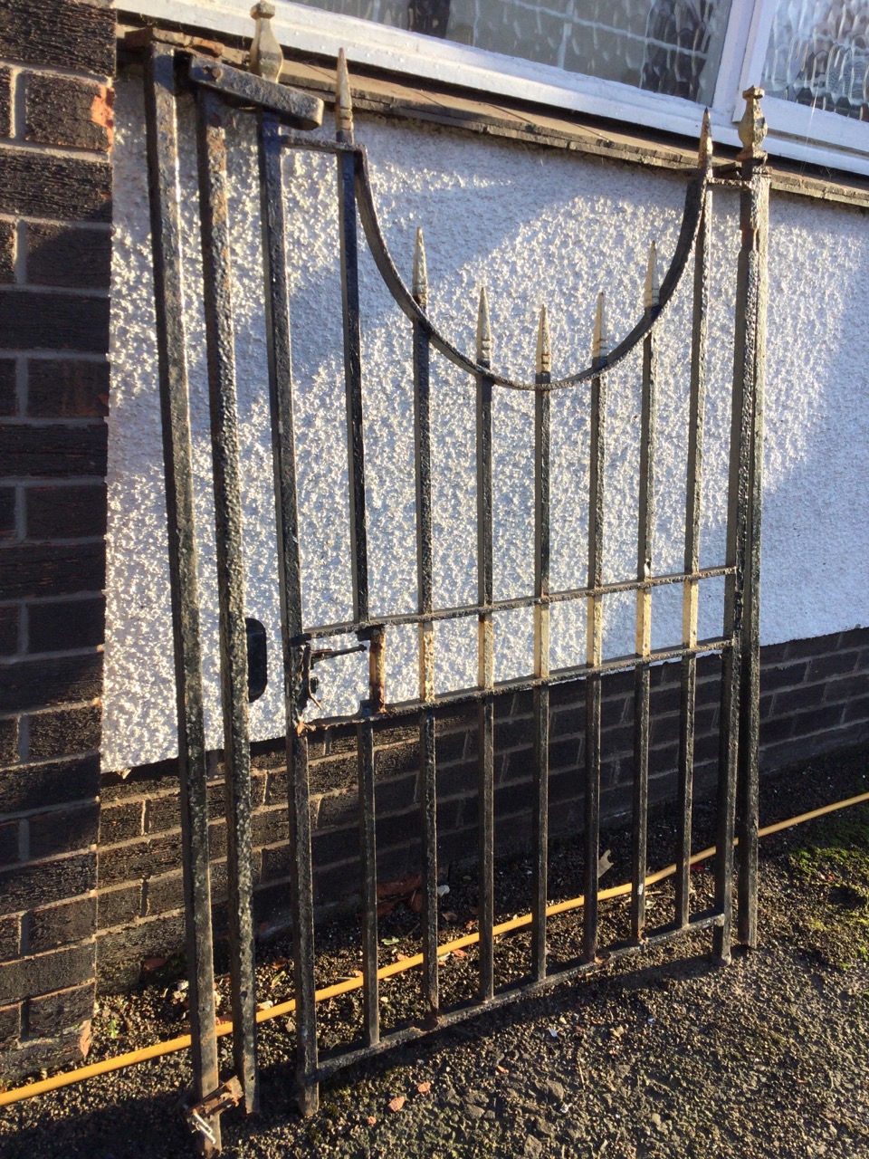 A cast iron garden gate with side posts, the vertical square spindles with spear finials, having - Image 3 of 3