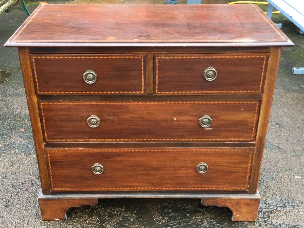 An Edwardian mahogany chest of drawers inlaid with chequered stringing, the rectangular moulded top - Image 2 of 3