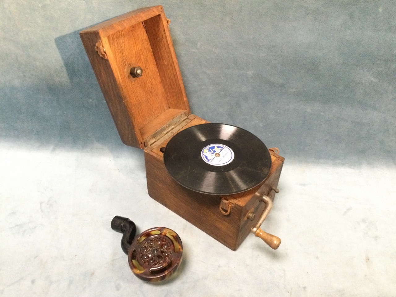 A miniature oak cased gramophone, the wind-up mechanism in rectangular box with crank handle, having - Bild 2 aus 3