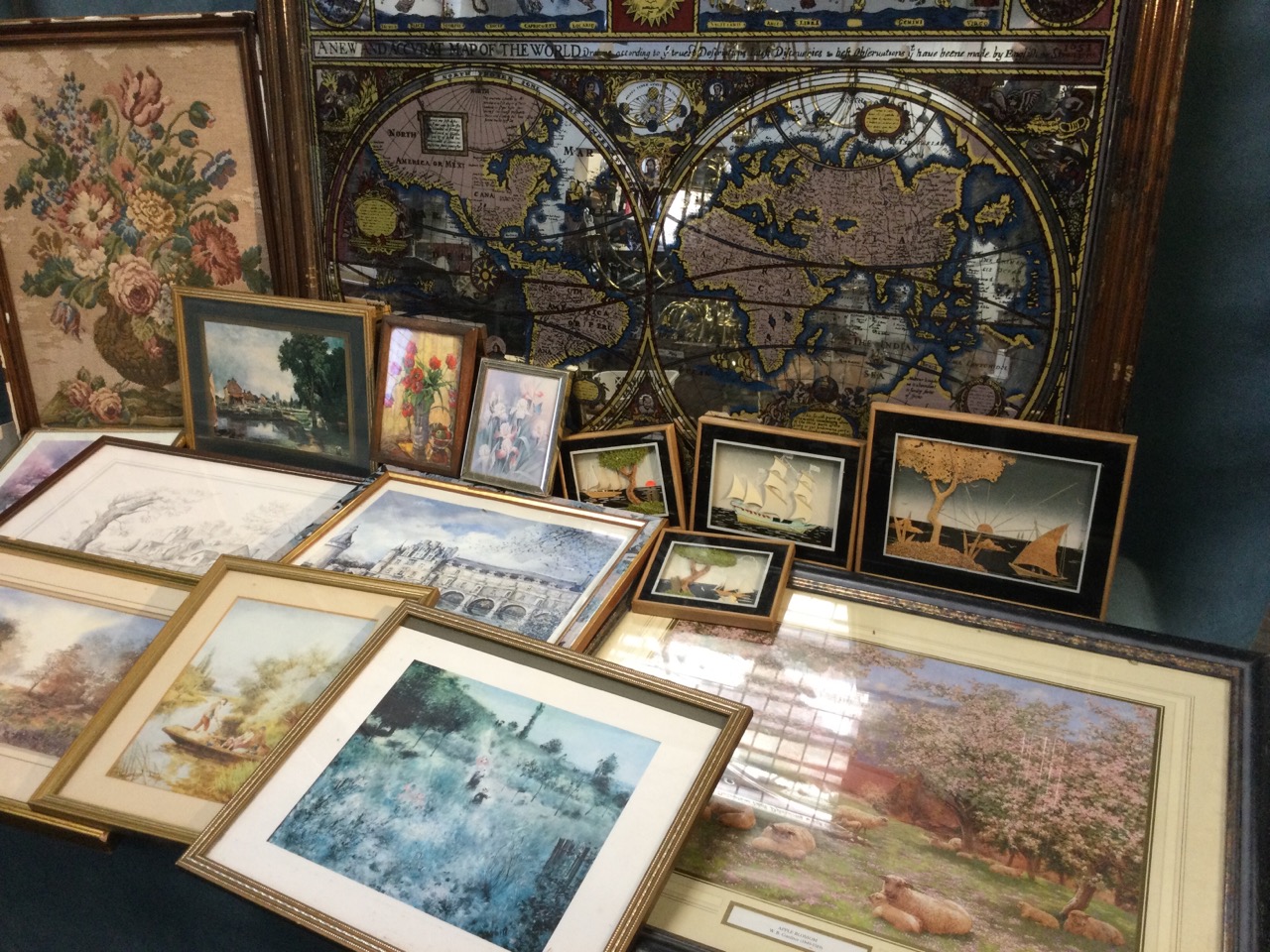 A quantity of framed prints, a mirror world map, a tapestry, some empty frames, etc. (17) - Image 3 of 3