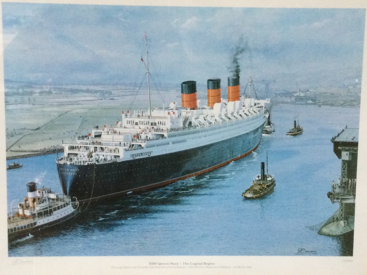 Gordon Bauwens, a pair of lithographic prints of the Queen Mary and the Queen Elizabeth 2 on the - Bild 2 aus 3