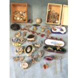 Miscellaneous Victorian jewellery including mourning brooches, polished agate, enamelled badges,